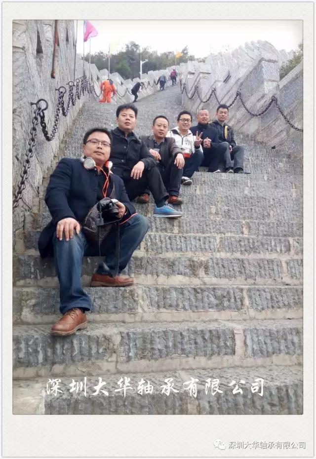古城墻，坐在最前邊的是號稱體重130的時尚達(dá)人—九哥